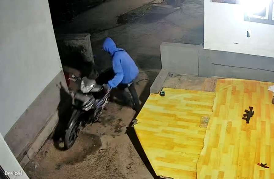 Pelaku curanmor membawa kabur warga (Foto: Tangkap Layar Video Rekaman CCTV)