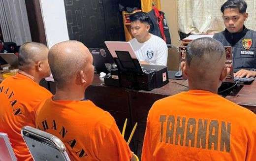 Tiga kawanan curanmor asal Kabupaten Probolinggo diperiksa penyidik Satreskrim Polres Situbondo. (Foto: Satreskrim Polres Situbondo)
