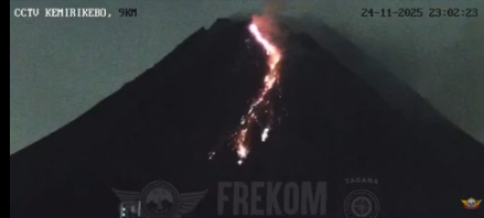 Aktivitas vulkanik Gunung Merapi kembali meningkat pada Senin malam, 24 November 2025 pukul 23.02 WIB. (Foto: tangkapan layar cctv kemirikebo)