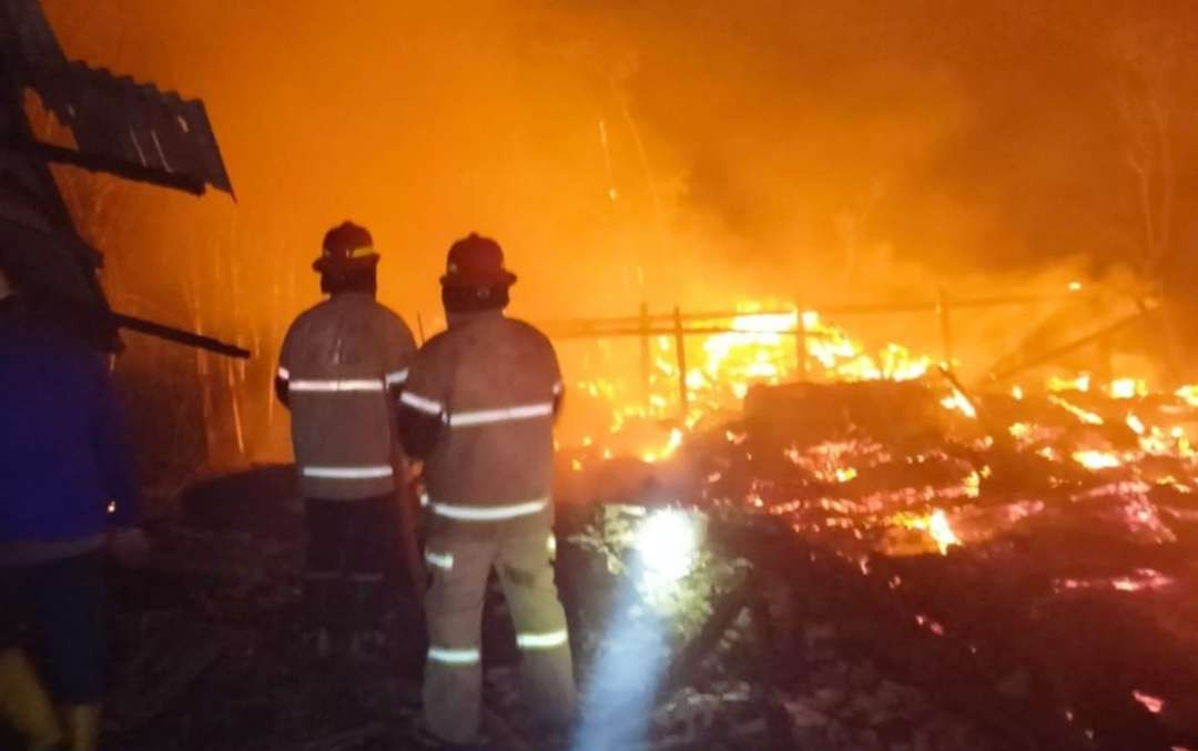Petugas Damkar Kabupaten Probolinggo sedang memadamkan kandang ayam yang terbakar di Desa Paras. (Foto: Damkar Kabupaten Probolinggo)