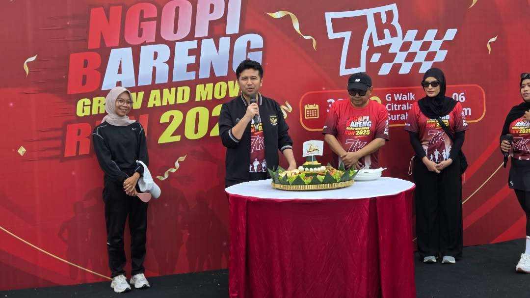 Wakil Gubernur Jatim, Emil Dardak saat menyampaikan sambutan dalam Ngopibareng Grow and Move Run 2025. (Foto: Fariz Yarbo/Ngopibareng.id)