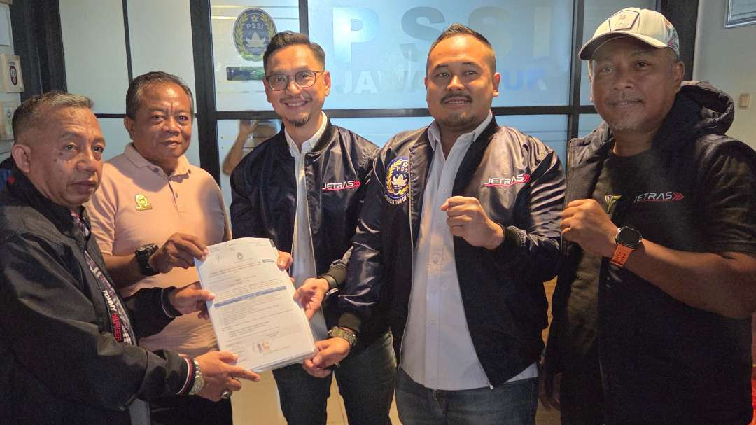 Raja Siahaan (dua dari kanan) saat menyerahkan dokumen pendaftaran Caketum PSSI periode 2026-2030 kepada Komite Pemilihan di Kantor PSSI Jatim, Surabaya, Rabu 3 Desember 2025. (Foto: Fariz Yarbo/Ngopibareng.id)