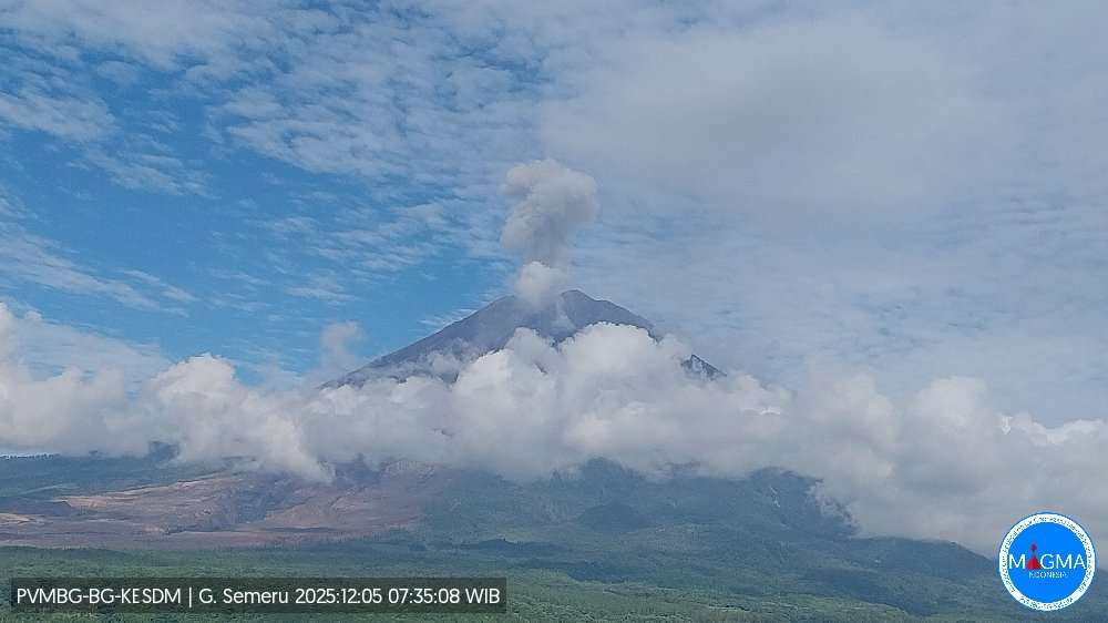 Gunung Semeru yang berada di antara Kabupaten Lumajang dengan Kabupaten Malang, kembali mengalami erupsi pada Jumat 5 Desember 2025. (Foto: dok/magma.esdm)