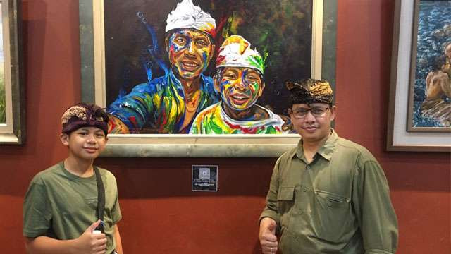 I Ketut Gede Susila Widiastra (kanan) dan putranya I Made Daniswara Kenzie Satwika pameran bersama di Galeri Merah Putih, kompleks Balai Pemuda Surabaya. (Ngopibareng.Id/Anto)
