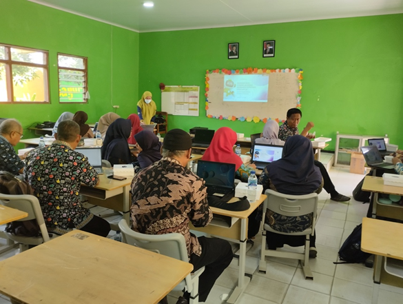 Sebanyak 17 guru yang tergabung dalam Musyawarah Guru Mata Pelajaran (MGMP) Matematika SMP Kabupaten Mojokerto sedang mengikuti pelatihan yang diadakan oleh dosen Program Studi Pendidikan Matematika FMIPA Universitas Negeri Surabaya (UNESA). Kegiatan ini merupakan bagian dari kegiatan pengabdian kepada masyrakat UNESA. (Foto: Istimewa)