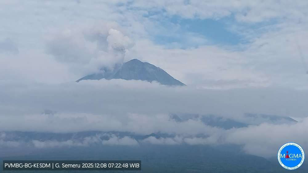 Gunung Semeru kembali menunjukkan aktivitas signifikan pada Senin, 8 Desember 2025. (Foto: magma.esdm)