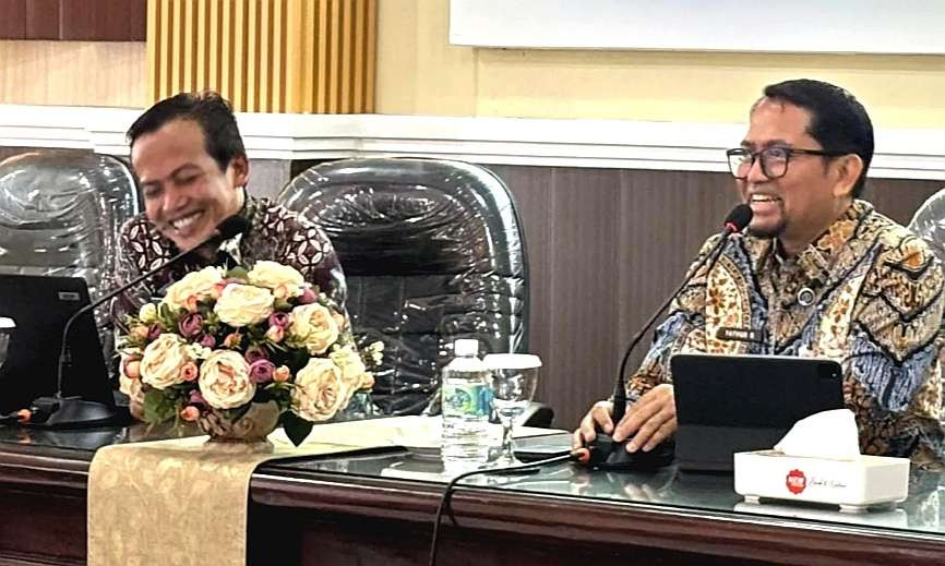 Kabag Barjas Bondowoso, Eko Pribadi (kiri) didampingi Sekda Fathur Rozi saat sosialisasi metode tender proyek pekerjaan dengan e-katalog 6.0.(Foto:Guido/Ngopibareng.id)