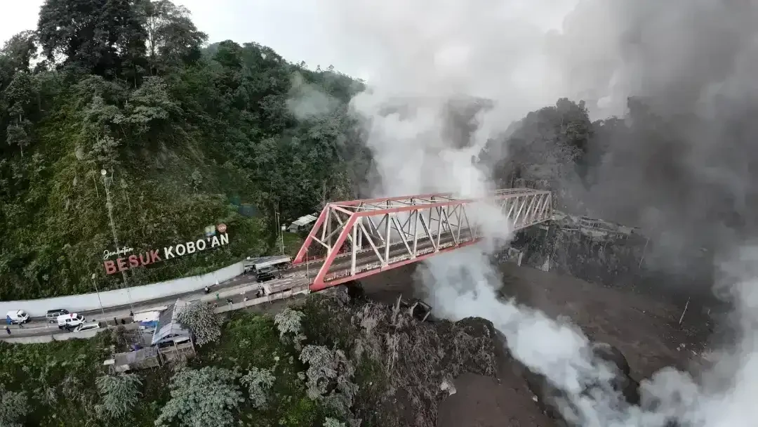 Foto udara melalui drone pada kawasan yang terdampak awan panas guguran Gunung Semeru yang berada di perbatasan Kabupaten Lumajang dan Malang, Provinsi Jawa Timur, pada Minggu, 23 November 2025. (Foto: Bidang Pengolahan Data dan Sistem Informasi BNPB)