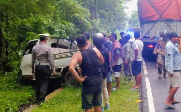 Warga berbondong melihat mobil pikap keluar Jalan Raya Baluran Situbondo setelah tabrakan lawan truk boks. (Foto: Satlantas Polres Situbondo)