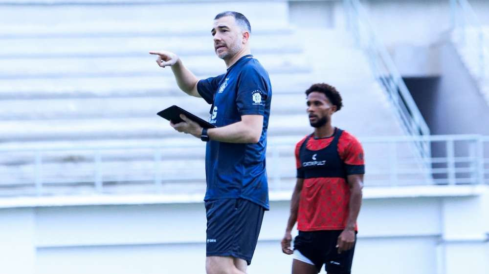 Marcos-Reina, pelatih asal Spanyol ini menyebut bahwa kualitas skuad Persik Kediri cukup mumpuni dan yakin anak asuhnya, termasuk Ezra Walian dan kawan-kawan, bisa menunjukkan performa lebih baik di paruh musim kedua kompetisi. (Foto: Ileague.id)