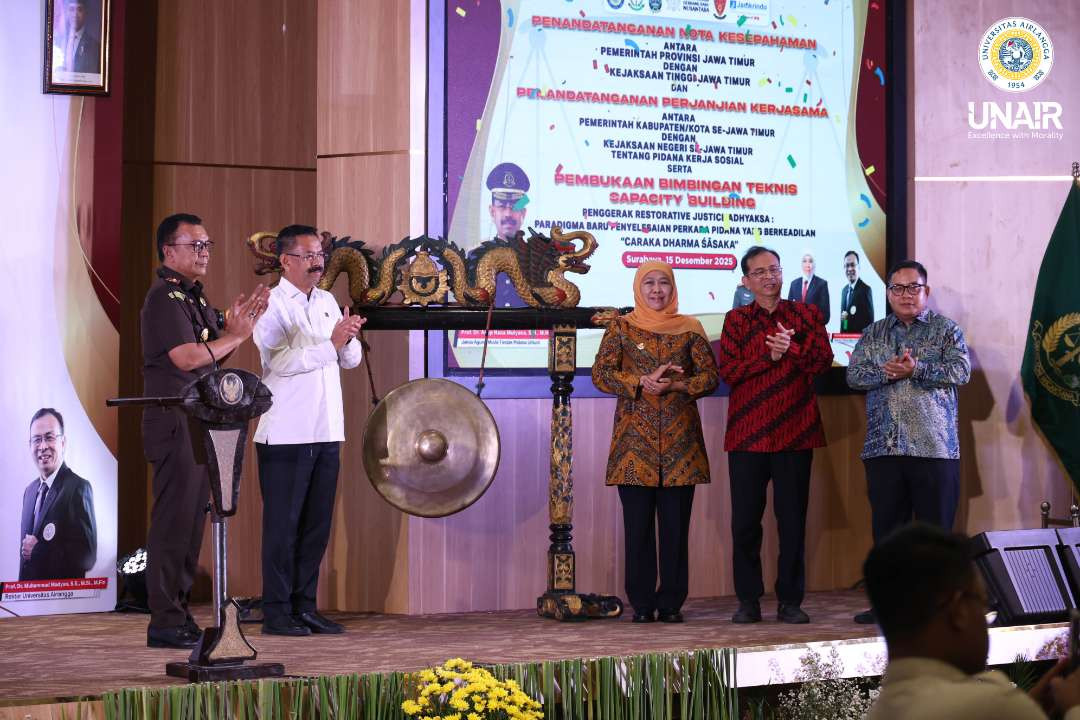 Pemukulan gong sebagai simbolik pembukaan acara Caraka Restorative Justice Adhyaksa: Capacity Building Penggerak Restorative Justice Adhyaksa dan Pidana Kerja Sosial. (Foto: PKIP Unair)