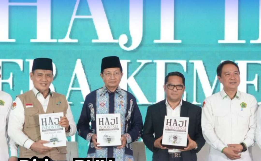 Sebagai bentuk dokumentasi dan memori kolektif penyelenggaraan haji selama 75 tahun, Ditjen PHU Kemenag meluncurkan buku berjudul “Haji Indonesia Era Kementerian Agama”. Buku ini diluncurkan dalam Rapat Kerja Nasional (Rakernas) Kementerian Agama di Tangerang Selatan, Rabu 17 Desember 2025. (Foto: Istimewa)