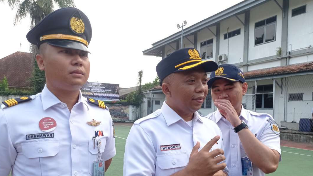 Vice President KAI Daop 9 Jember, Hengky Prasetyo (tengah) saat memaparkan angkutan nataru (Foto: Rusdi/Ngopibareng.id)