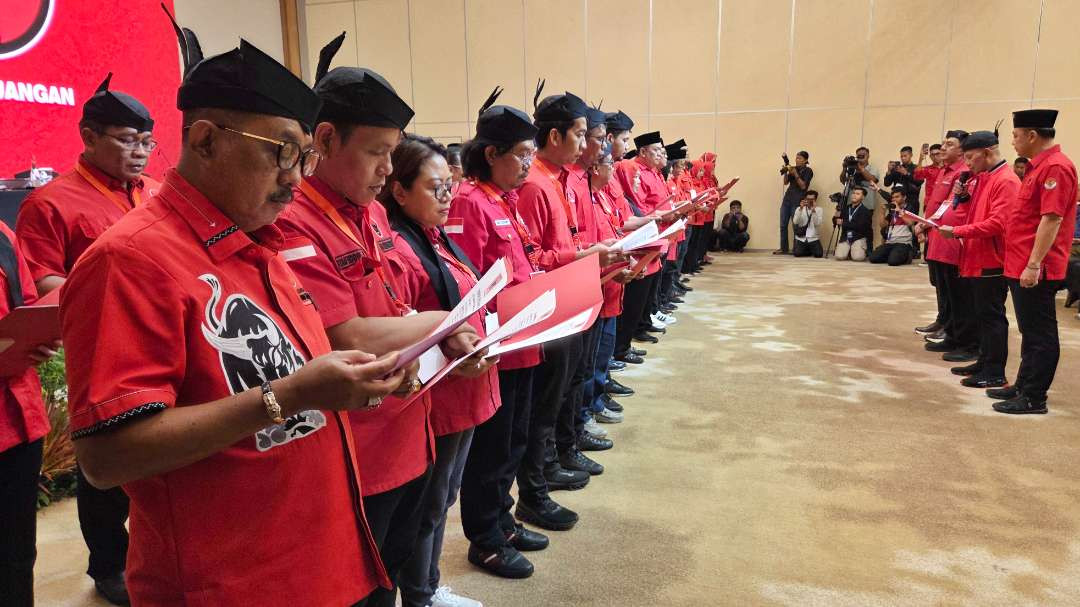 Ketua DPC PDI Perjuangan Kota Surabaya terpilih, Armuji (kiri) saat mengikuti prosesi pengukuhan usai konfercab di Surabaya, Minggu, 21 Desember 2025. (Foto: Fariz Yarbo/Ngopibareng.id)