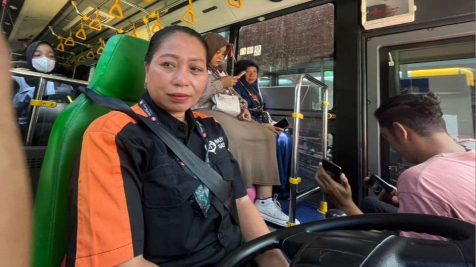 Sriani, warga Kecamatan Ploso, Kabupaten Jombang sopir Bus Trans Jatim. (Foto: Deni Lukmantara/Ngopibareng.id)
