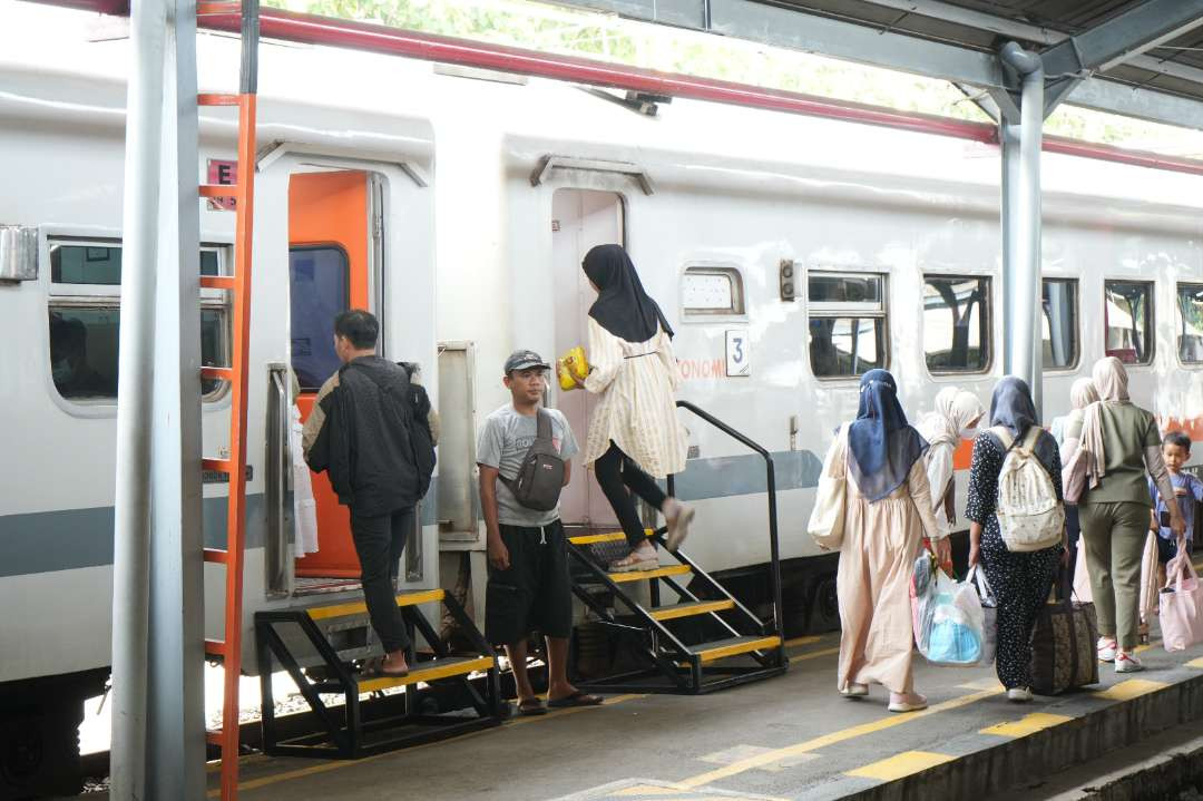 Sejumlah pengguna jasa KA sedang memasuki kereta. (Foto: Istimewa)