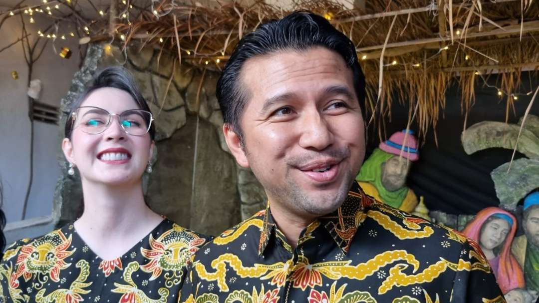 Wagub Jatim, Emil Elestianto Dardak (kanan) usai menghadiri kegiatan ibadah natal di Gereja Pantekosta di Indonesia "Yesus Harapan Pasti", Surabaya, Kamis 25 Desember 2025. (Foto: Fariz Yarbo/Ngopibareng.id)