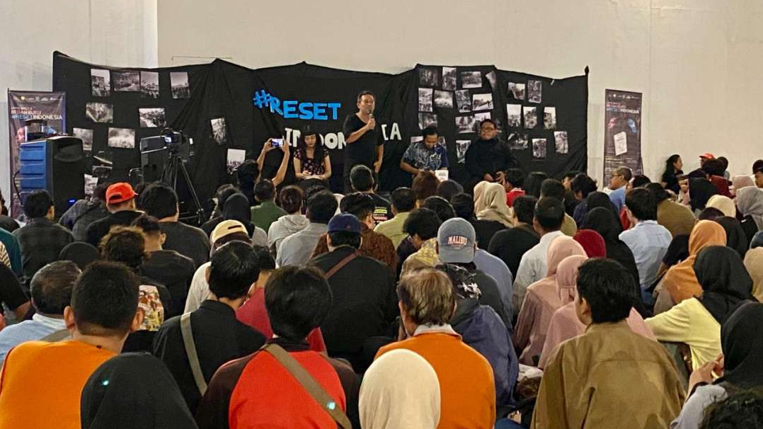 Kegiatan Bedah Buku Reset Indonesia di Pos Bloc Surabaya pada Sabtu malam, 27 Desember 2025. (Foto: Istimewa)