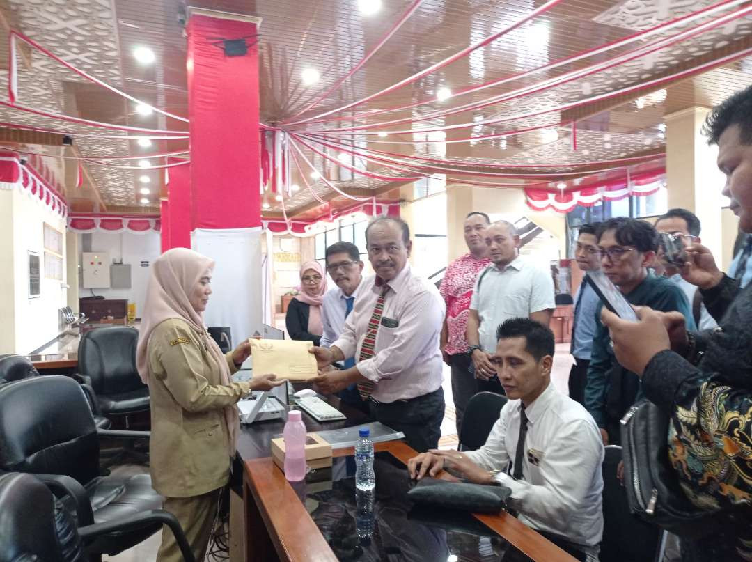 Perwakilan FKA saat menyerahkan berkas pengaduan. (Foto: Rusdi/Ngopibareng.id)