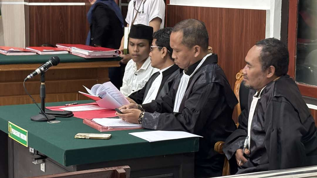 Tahanan kasus demo di Surabaya pada akhir Agustus 2025, Alfarisi bin Rikosen (kemeja putih dan berpeci hitam) saat persidangan di Pengadilan Negeri Surabaya. (Foto: Istimewa)