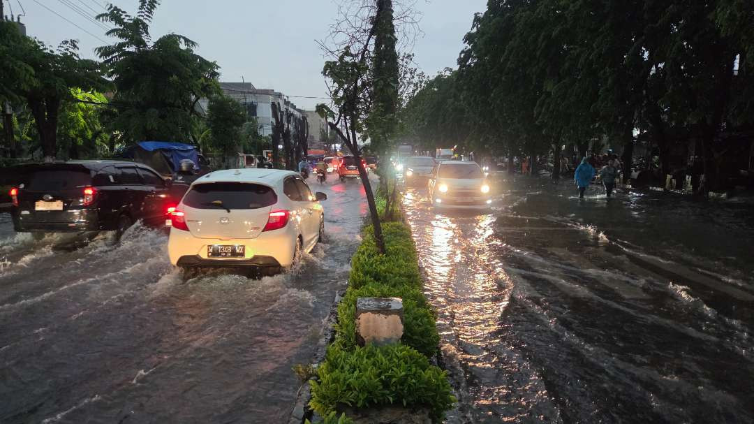 Banjir melanda Surabaya dampak dari cuaca ekstrem. (Foto: Fariz Yarbo/Ngopibareng.id)