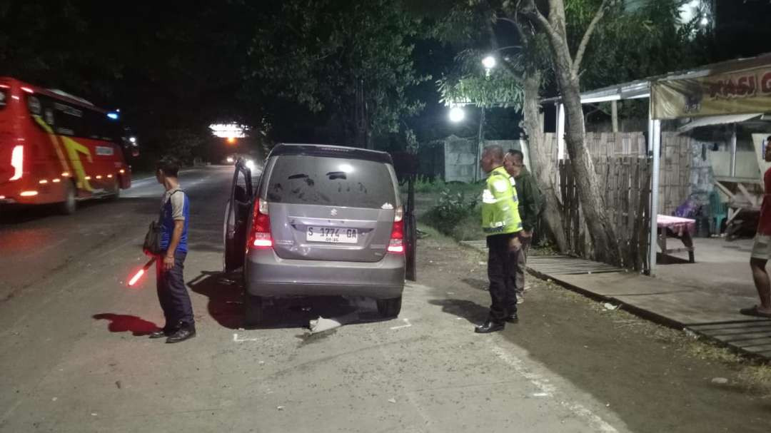 Petugas kepolisian mendatangi lokasi kecelakaan maut di Jalur Pantura Tuban (dok. Satlantas Polres Tuban)