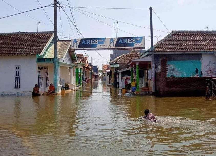 Banjir rob merendam pemukiman warga di Desa Kalibuntu, Kecamatan Kraksaan, Kabupaten Probolinggo, beberapa waktu lalu. (Foto: Ikhsan Mahmudi/Ngopibareng.id)