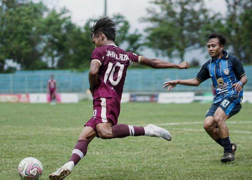 Pertandingan Persewangi melawan Unesa FC pada babak 32 Liga 4 Jatim. (Foto: Istimewa)