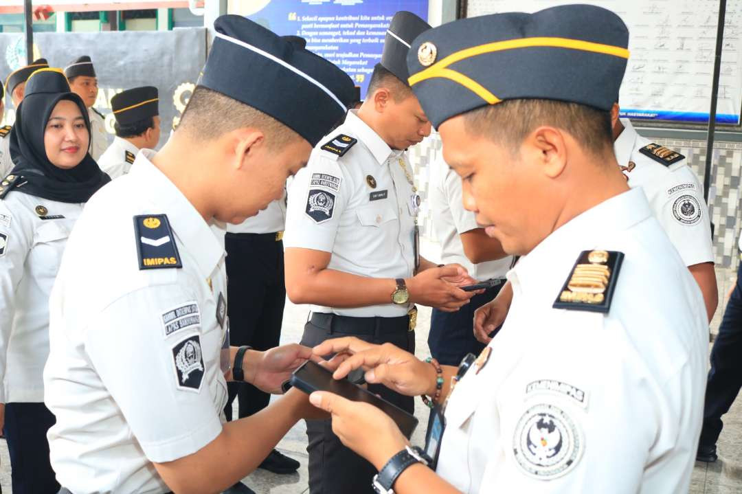 HP pegawai Lapas Banyuwangi diperiksa untuk memastikan tidakterlibat judi online. (Foto: Istimewa)