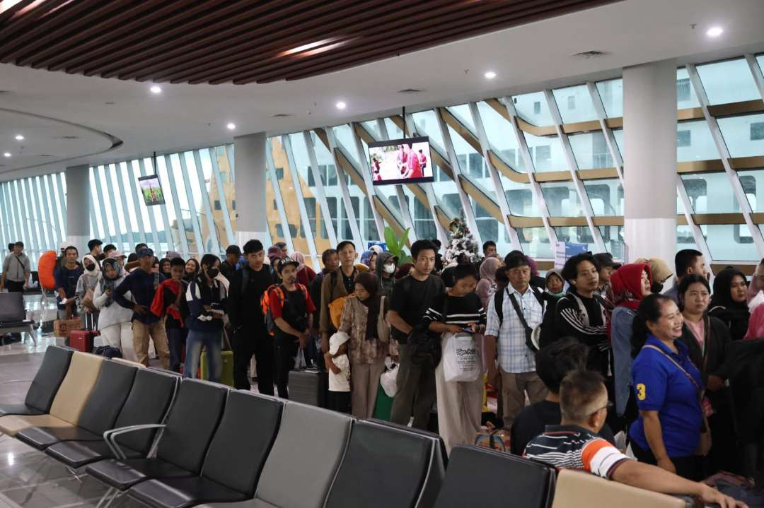 Antrean penumpang yang akan masuk ke kapal penyeberangan. (Foto: Istimewa)