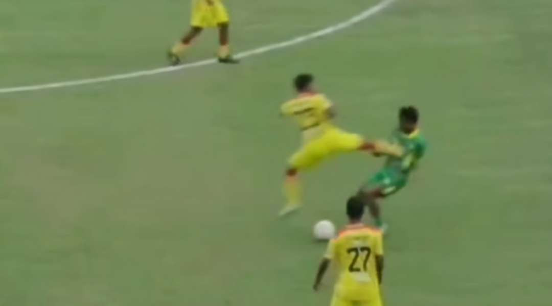 Pemain Putra Jaya Pasuruan, Muh Hilmi Gimnastiar melakukan pelanggaran keras terhadap pemain Perseta 1970 Tulungagung dalam babak 32 besar Liga 4 PSSI Jatim. (Foto: Tangkapan Layar)