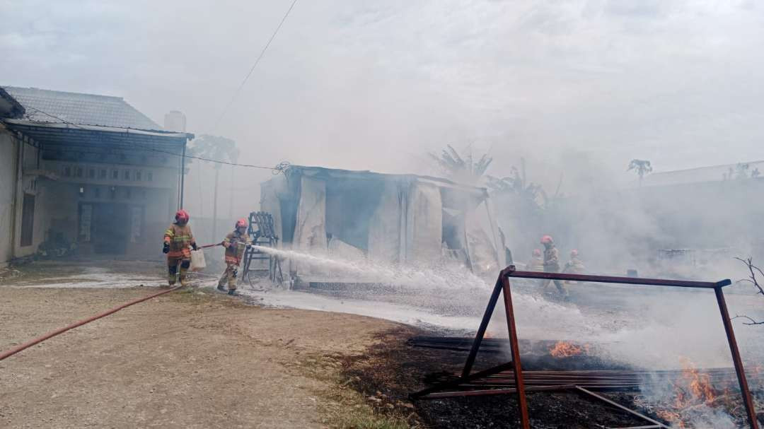 Kebakaran melanda kantor proyek rehabilitasi jaringan irigasi di Desa Bulaklo, RT 011 RW 002, Kecamatan Balen, Kabupaten Bojonegoro, pada Selasa 6 Januari 2026.(Foto: dok/damkarmat bojonegoro)