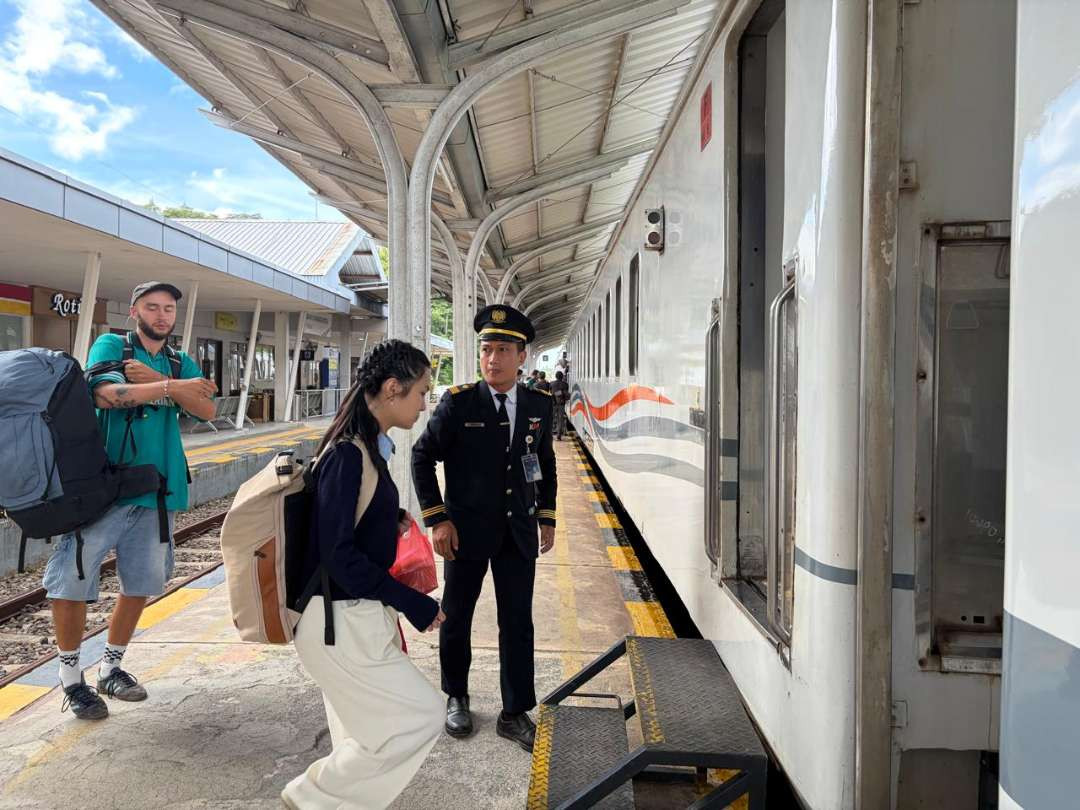 Penumpang sedang naik ke dalam kereta api Mutiara Timur di Stasiun Banyuwangi Kota. (Foto: Muh Hujaini/Ngopibareng.id)