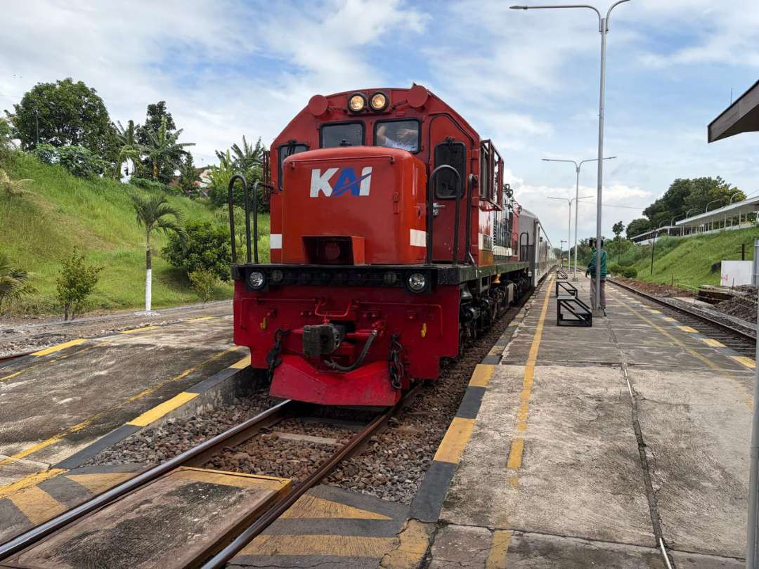 Kereta Api Mutiara Timur Fakultatif di Stasiun Banyuwangi Kota. (Foto: Muh Hujaini/Ngopibareng.id)