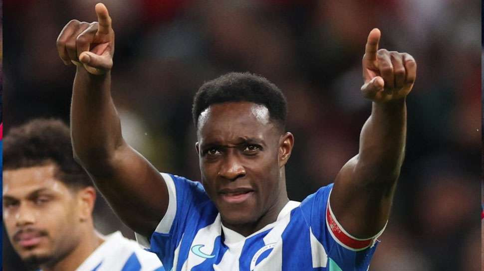 Penyerang Brighton Danny Welbeck merayakan keberhasilannya mencetak gol ke gawang Manchester United pada pertandingan Piala FA di Stadion Old Trafford, Manchester, kemarin. MU tersingkir dari Piala FA. (Ngopibareng.Id/Antara/LigaInggris)