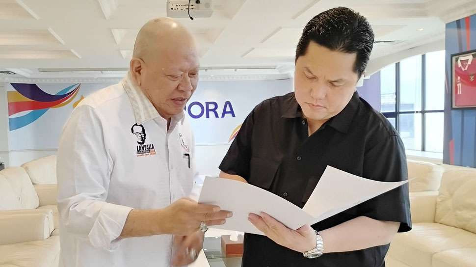 Ketua Umum PB Muaythai Indonesia LaNyala Mattaliti (kiri) bersama Menpora Erick Thohir. (Ngopibareng.Id/PBMI)