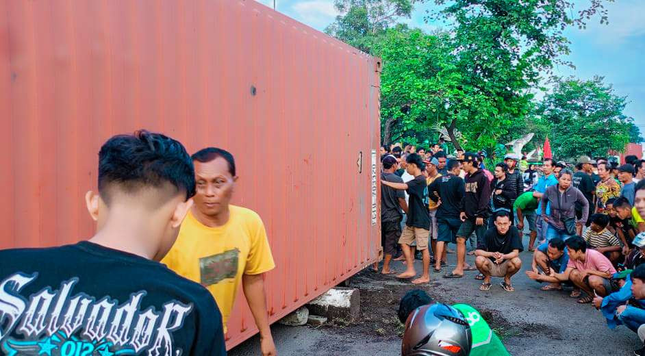 Proses evakuasi truk kontainer terguling timpa pemotor di Bypass Balongbendo. (Foto: Istimewa)