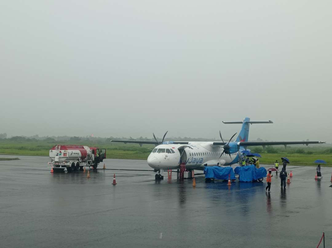 Proses refueling avtur di Bandara Notohadinegoro Jember (Foto: Rusdi/Ngopibareng.id)