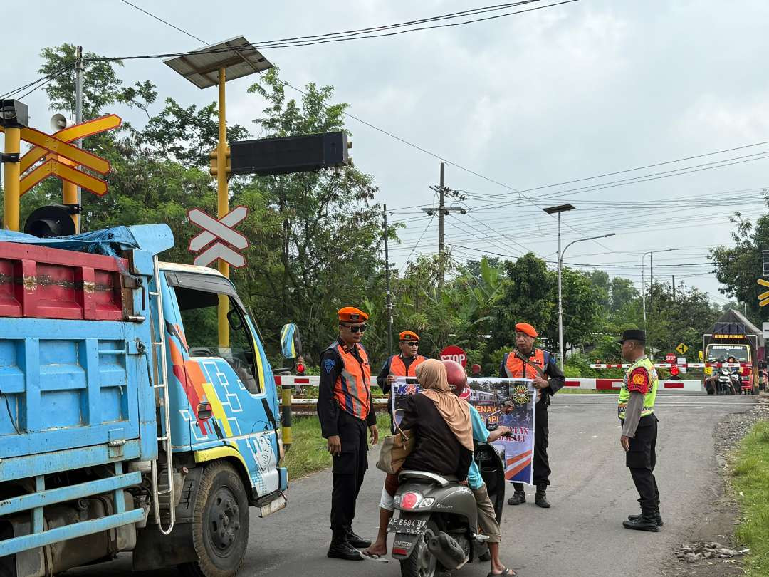 Komitmen KAI dalam membangun budaya keselamatan bersama masyarakat, khususnya para pengguna jalan yang melintasi perlintasan sebidang. (Foto: Istimewa)