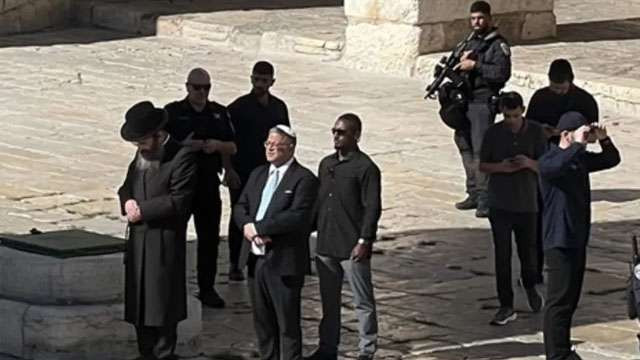 Penyerbuan Masjid Al Aqsa oleh kepala keamanan sayap kanan, Itamar Ben-Gvir dan pasukannya. (Ngopibareng.Id/Antara/Anadolu)