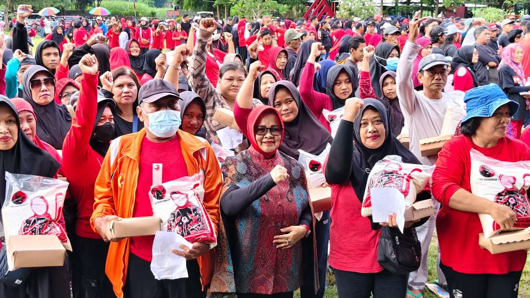 Kegiatan ini merupakan bagian dari rangkaian Peringatan HUT PDI-Perjuangan ke-53 yang diinisiasi oleh Bendahara DPC PDI – Perjuangan Kota Kediri Sunarsiwi Kurnia Ganik Pramana (foto:Fendi/ngopibareng.id)
