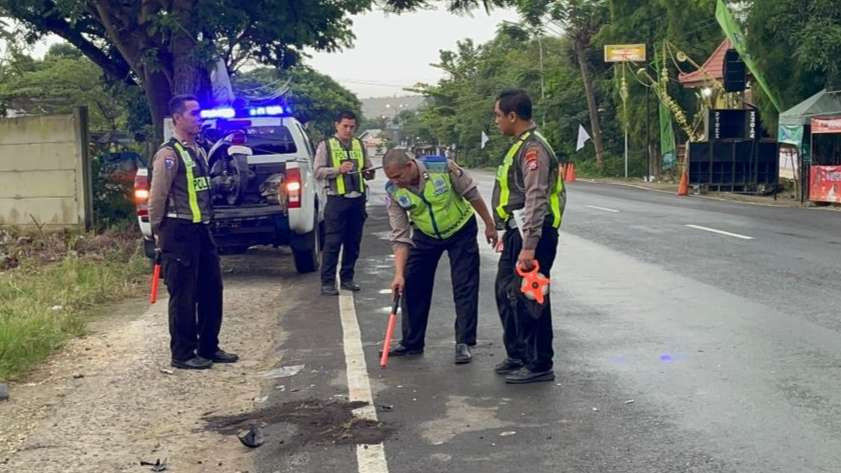 Petugas dari Satlantas Polres Tuban melakukan olah TKP kecelakaan (dok. Polres Tuban)