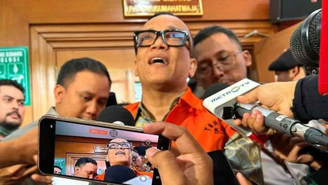 Terdakwa Immanuel  Ebenezer Gerungan alias Noel memberi keterangan kepada wartawan usai sidang tipikor di PN Jakarta Pusat, kemarin. (Ngopibareng.Id/Antara/Agatha Olivia Victoria)