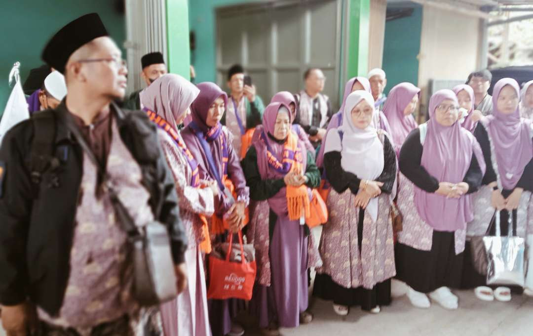 Ketua Yayasan Majelis Taklim  Assyifa  H Teguh Widada ( paling kiri ) bersiap mendampingi jemaahnya yang akan melaksanajan ibadah umrah ( foto: Asmanu Sudarso/ngopibareng.id)