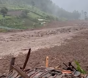 Bencana longsor disertai banjir bandang kembali melanda wilayah Kecamatan Cisarua, Kabupaten Bandung Barat, pada Sabtu 24 Januari 2026 dini hari sekitar pukul 03.00 WIB. (Foto: tangkapan layar di X)