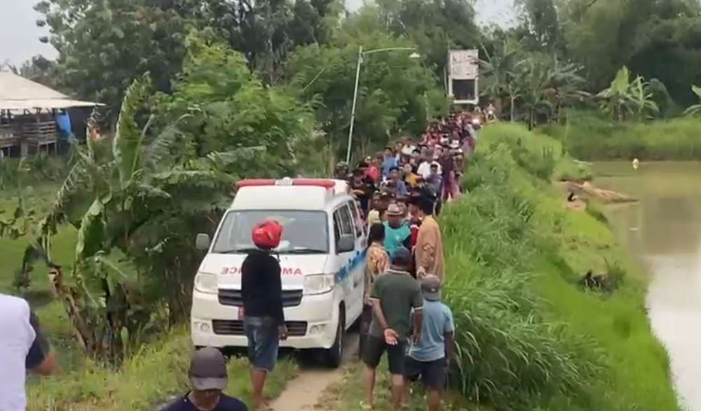 Evakuasi korban pemilik motor tak bertuan yang ditemukan di Jembatan Karanggeneng, Lamongan (Foto:Istimewa)