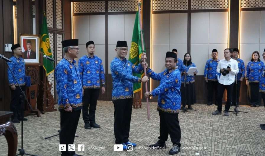 Ketua Umum Dewan Pengurus Korpri Nasional sekaligus Kepala BKN, Prof. Zudan Arif Fakrulloh, saat mengukuhkan Dewan Pengurus Korpri Universitas Sebelas Maret (UNS) Surakarta Masa Bakti 2026–2031.(Foto: dok/bkn)