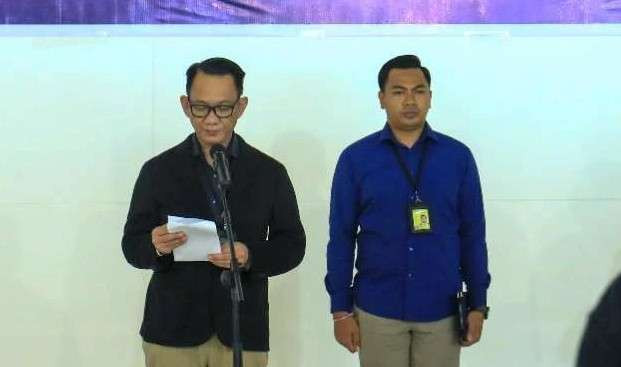 GM Bandara Internasional Juanda, Muhammad Tohir (baju hitam). (Foto: Aini Arifin/Ngopibareng.id)
