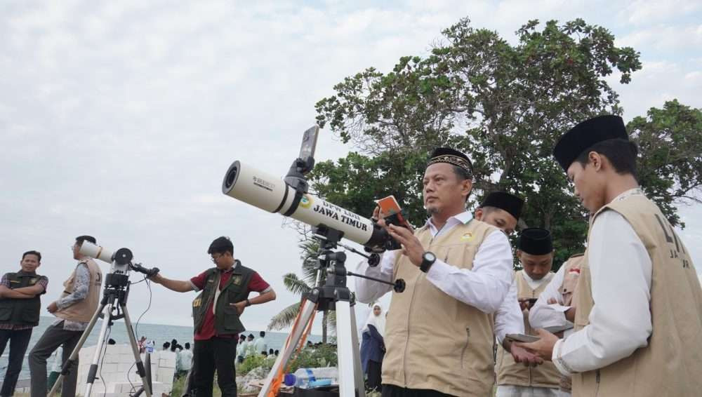 Tim hisab dan rukyat di bawah koordinator Kementerian Agama RI  saat membidik  hilal  di Tanjung Kodok Lamongan Jawa Timur untuk menentukan awal Ramadan 2025 (Foto: Istimewa)