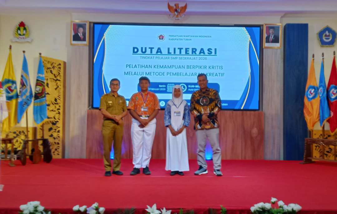 Ketua PWI bersama Dinas Pendidikan foto bersama perwakilan peserta duta literasi pelajar (dok. Khoirul Huda/Ngopibareng.id)